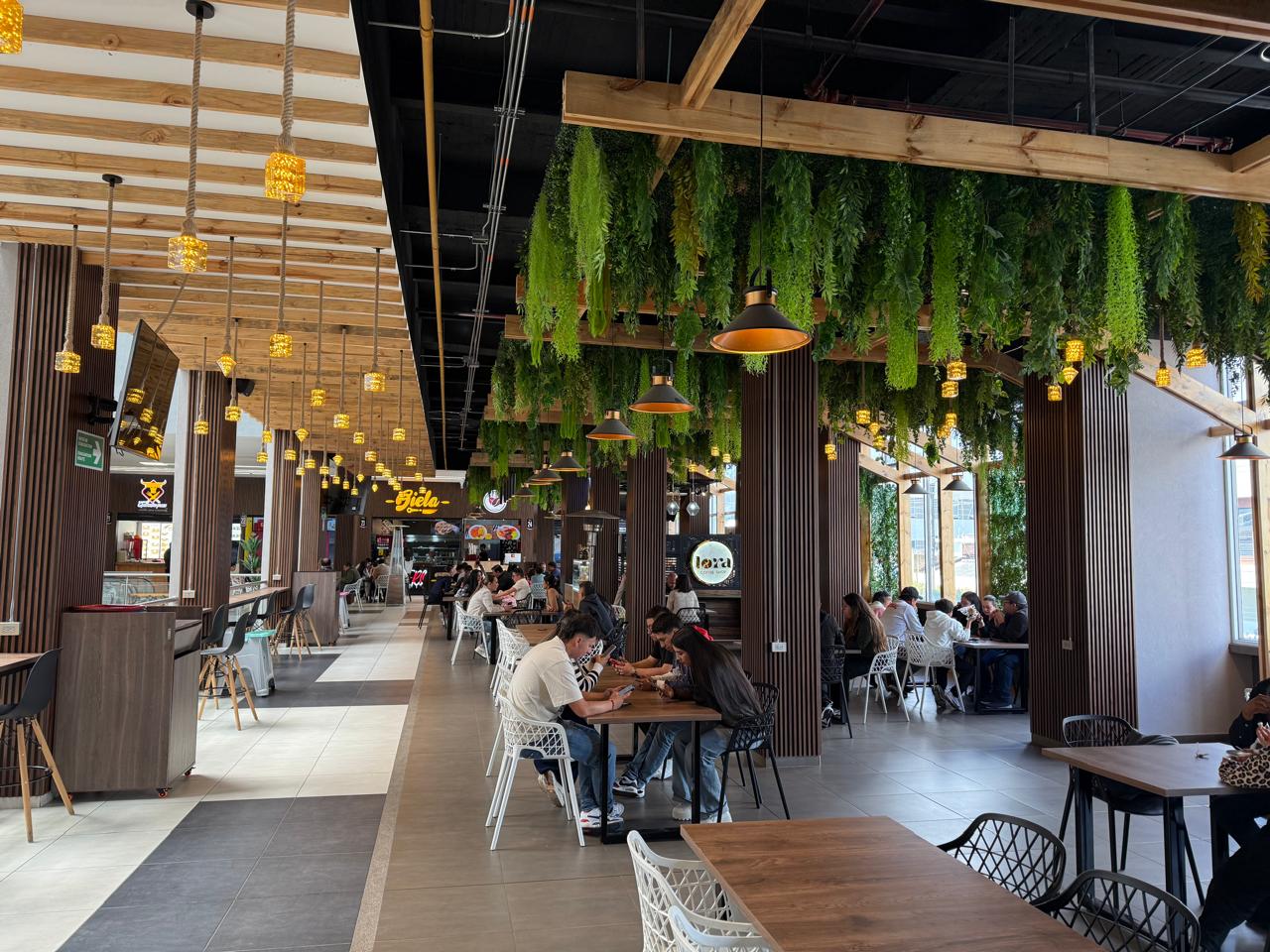 Jardín Gastronómico de Majestic Mall con techos de madera y plantas